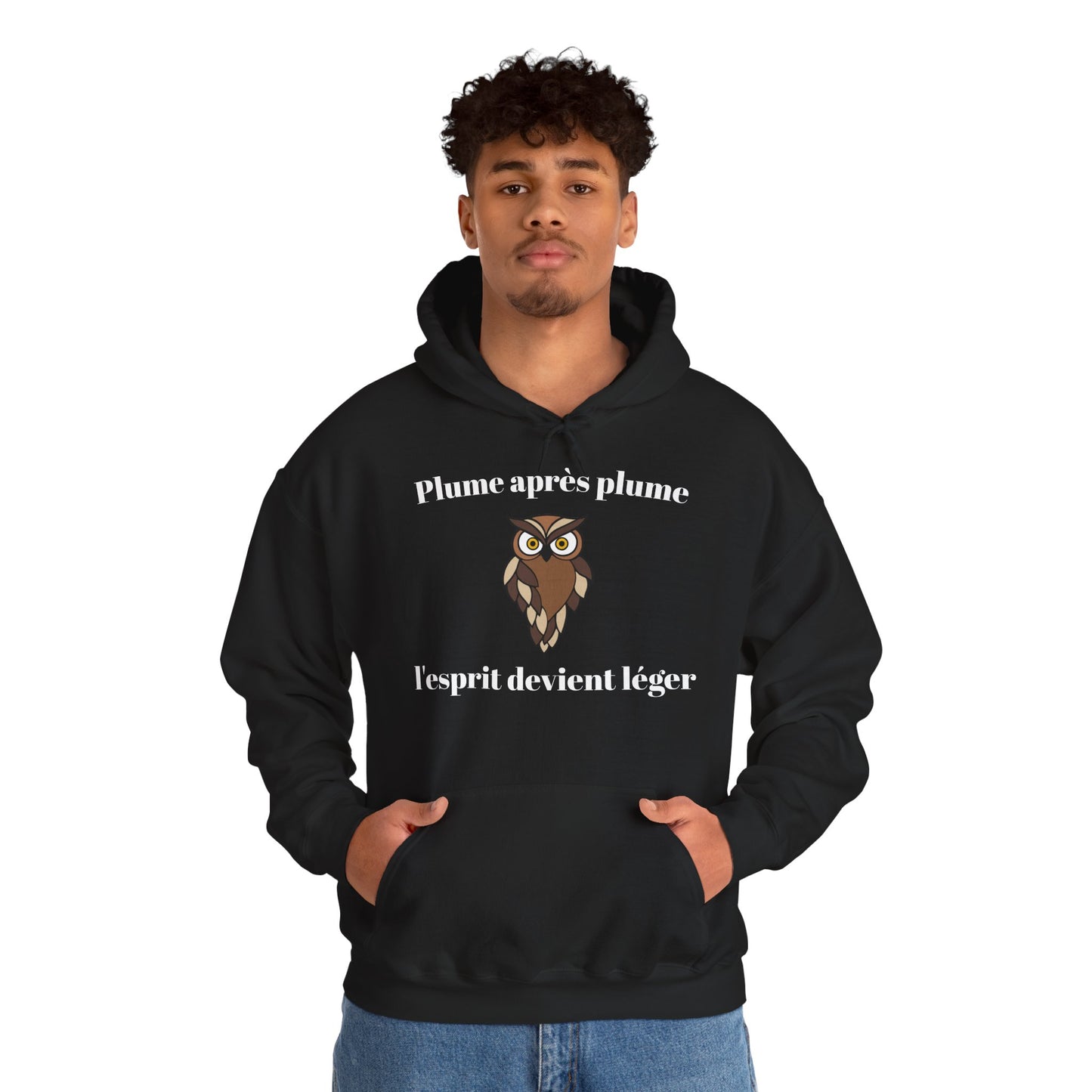 Hoodie unisex "Plume après plume, l'esprit devient léger" avec notre adorable petite chouette.