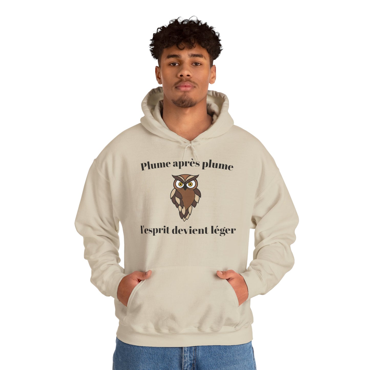Hoodie unisex "Plume après plume, l'esprit devient léger" avec notre adorable petite chouette.