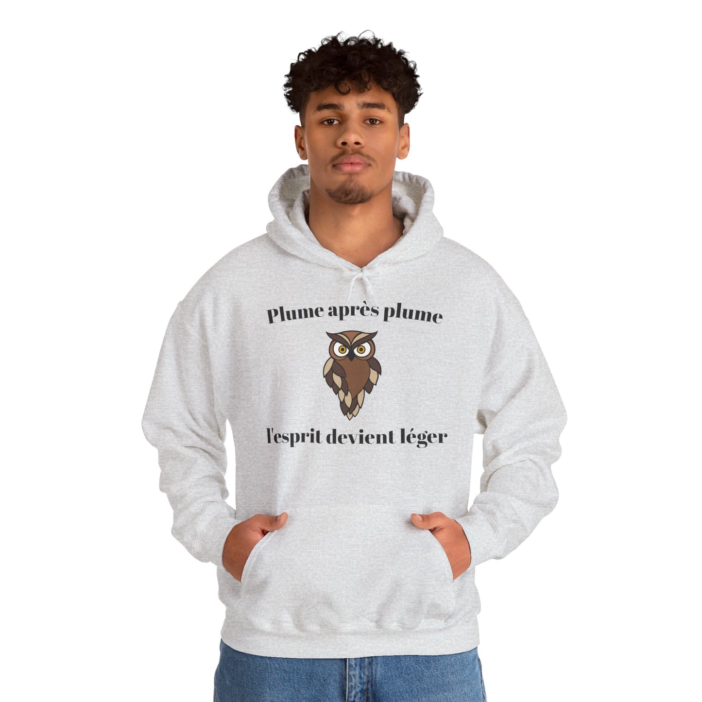 Hoodie unisex "Plume après plume, l'esprit devient léger" avec notre adorable petite chouette.