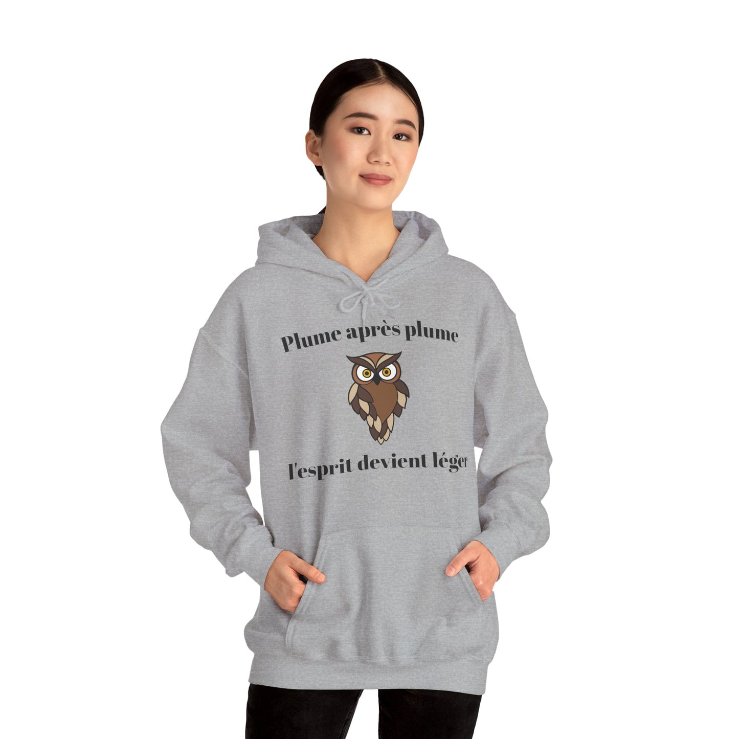 Hoodie unisex "Plume après plume, l'esprit devient léger" avec notre adorable petite chouette.