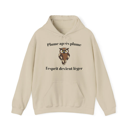 Hoodie unisex "Plume après plume, l'esprit devient léger" avec notre adorable petite chouette.