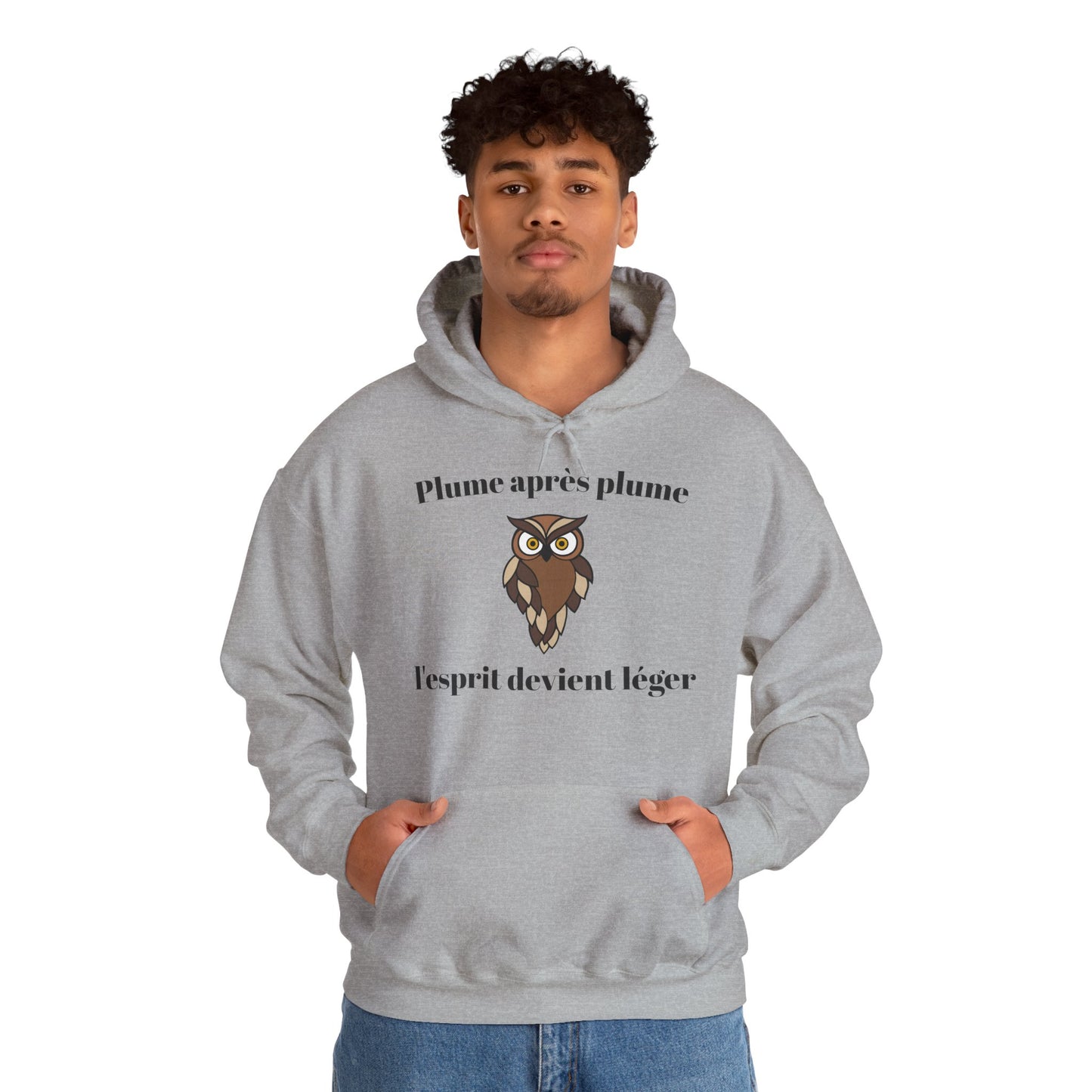 Hoodie unisex "Plume après plume, l'esprit devient léger" avec notre adorable petite chouette.