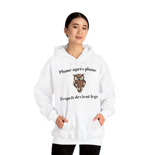 Hoodie unisex "Plume après plume, l'esprit devient léger" avec notre adorable petite chouette.