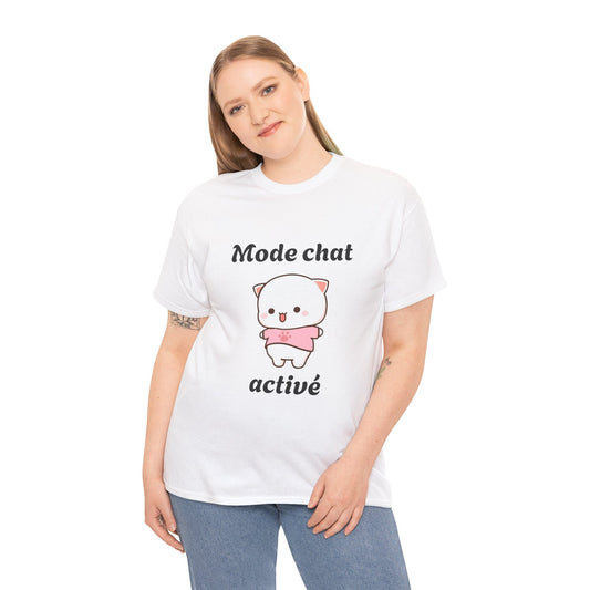 T-shirt unisex 100% coton "Mode chat activé" avec notre adorable petit chat.