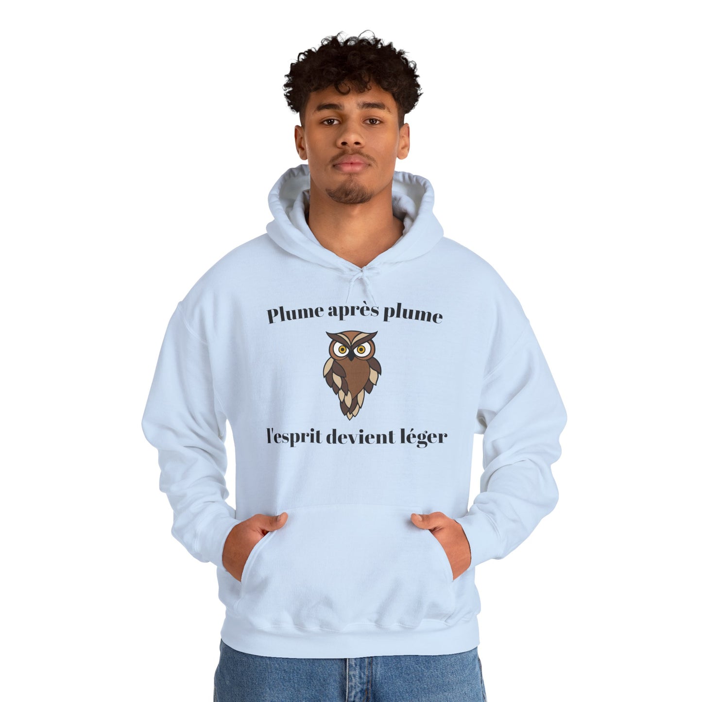 Hoodie unisex "Plume après plume, l'esprit devient léger" avec notre adorable petite chouette.