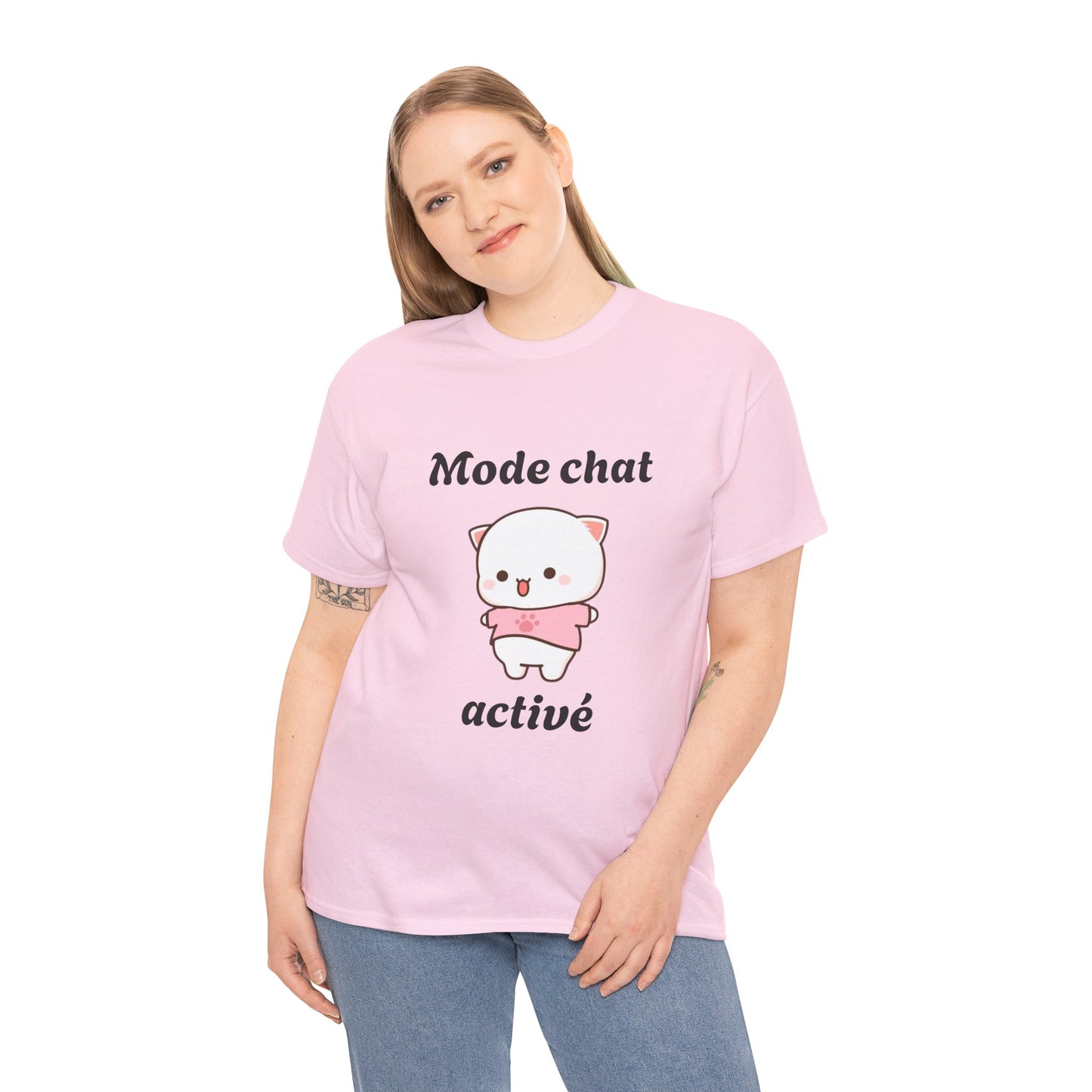 T-shirt unisex 100% coton "Mode chat activé" avec notre adorable petit chat.