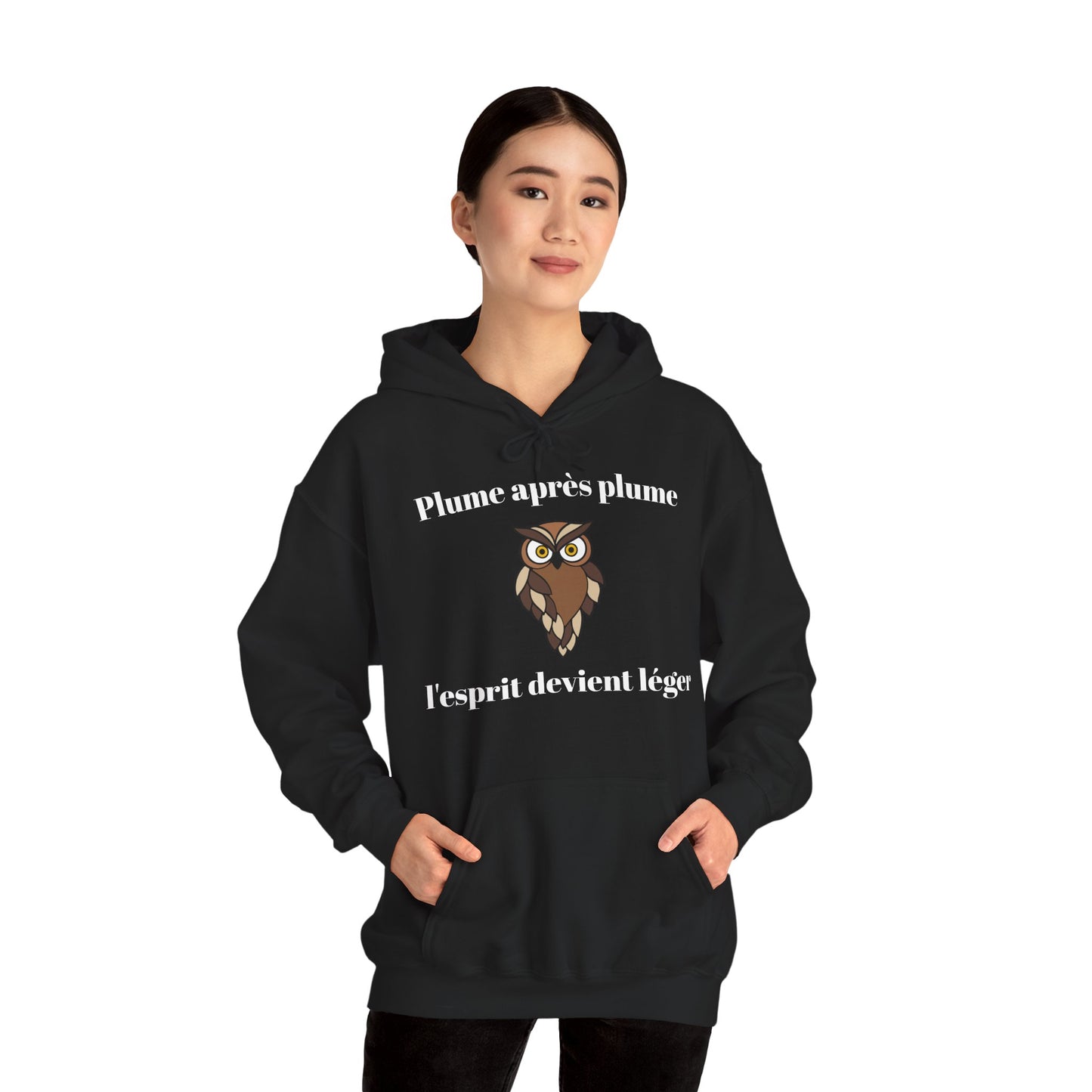 Hoodie unisex "Plume après plume, l'esprit devient léger" avec notre adorable petite chouette.