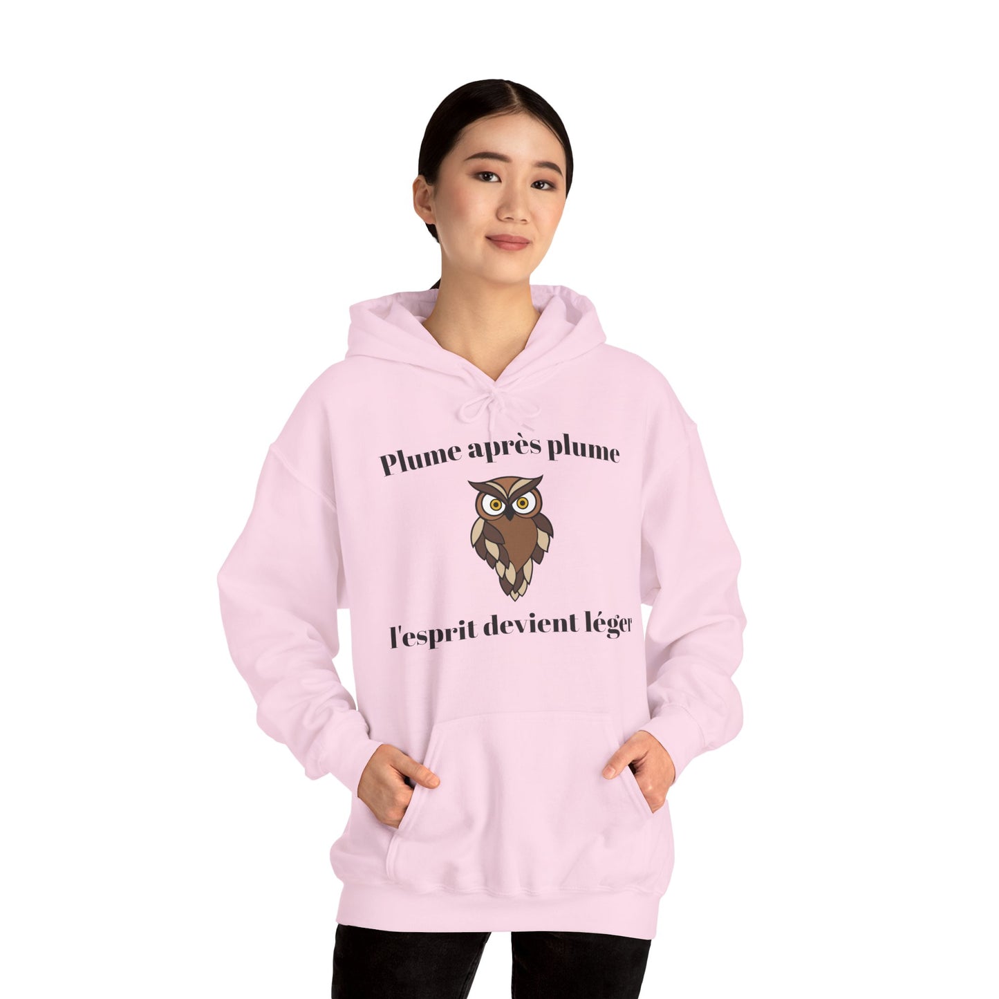 Hoodie unisex "Plume après plume, l'esprit devient léger" avec notre adorable petite chouette.