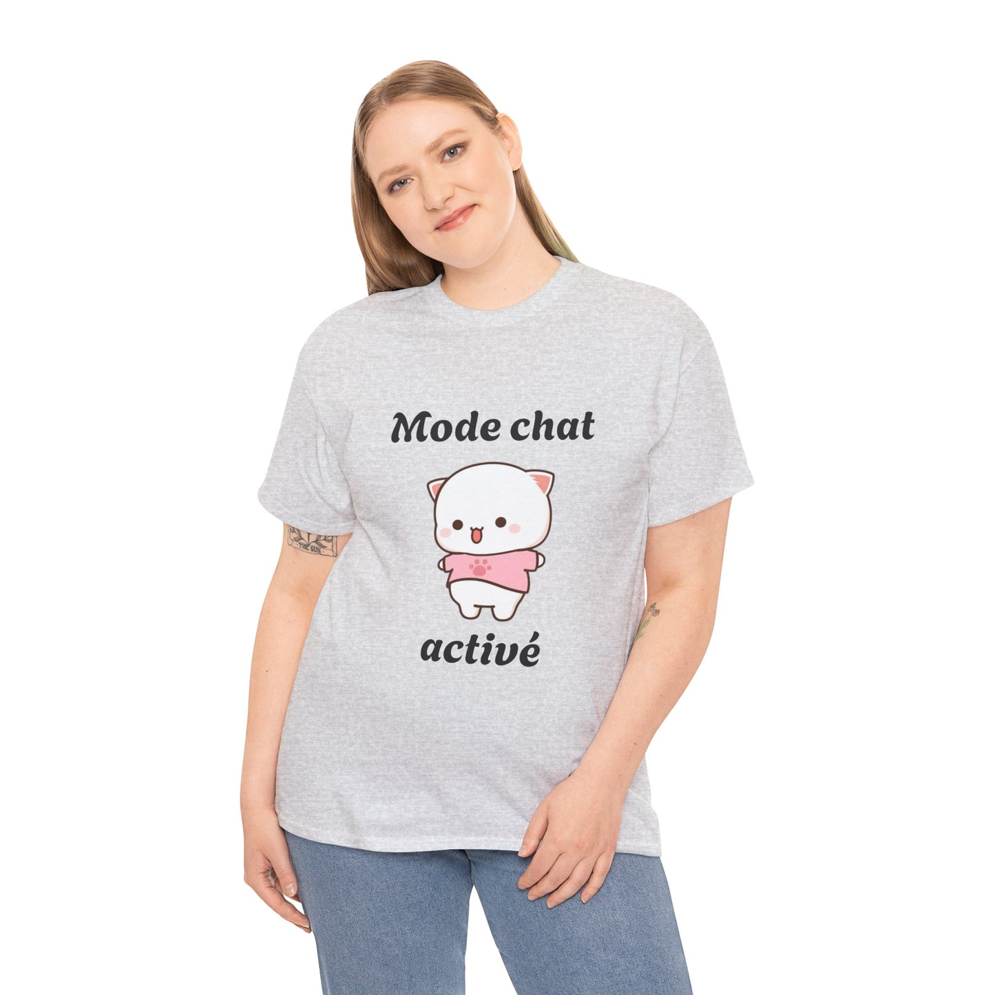 T-shirt unisex 100% coton "Mode chat activé" avec notre adorable petit chat.