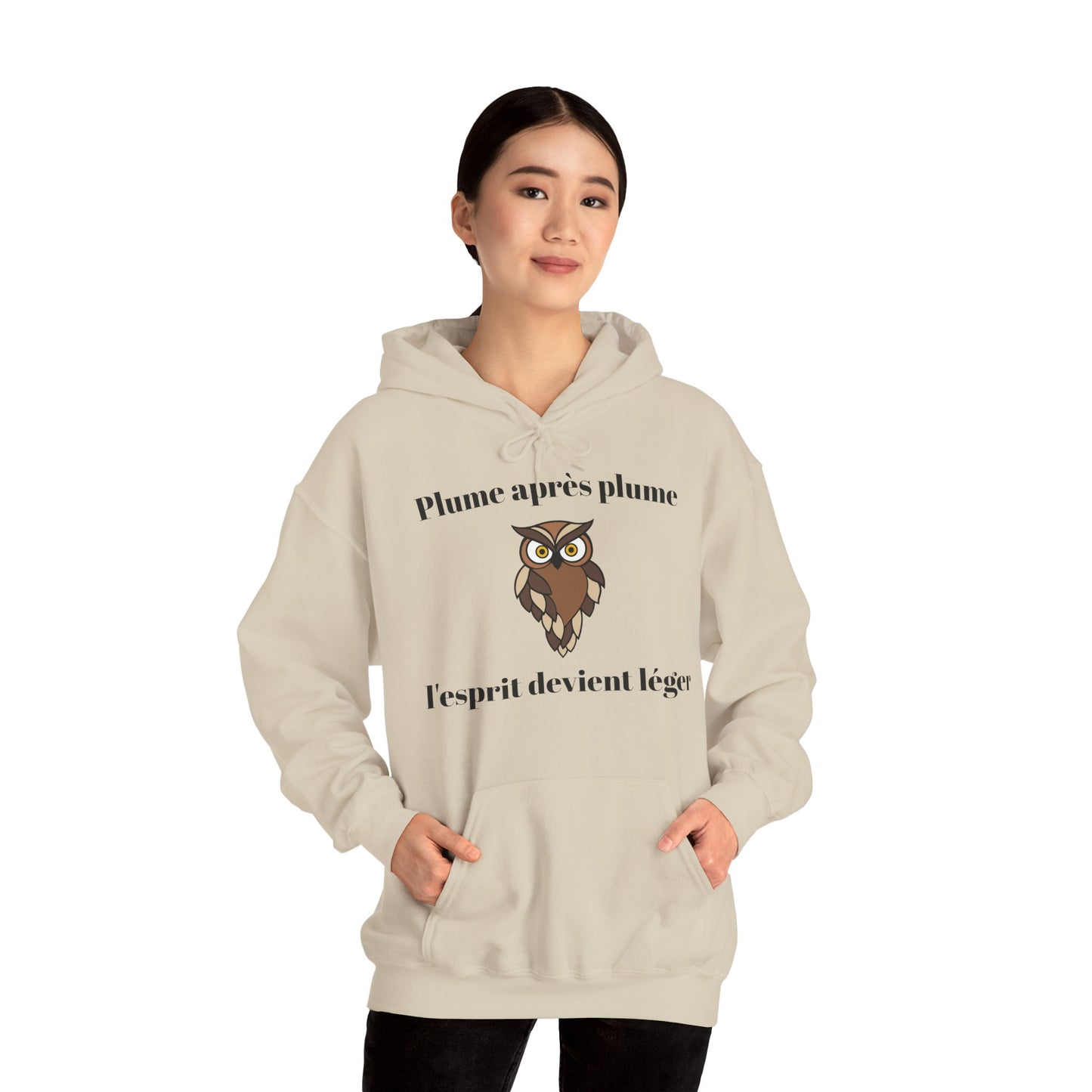 Hoodie unisex "Plume après plume, l'esprit devient léger" avec notre adorable petite chouette.